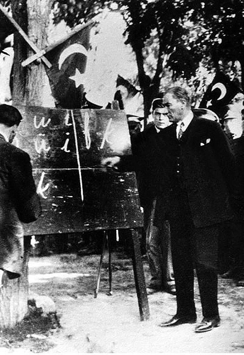 Atatürk, 20 Eylül 1928’de Kayseri’de kara tahta başında yeni Türk harflerini anlatıyor