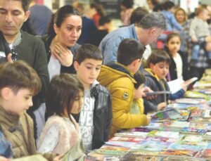 BookTok Türkiye’de Neyi Çok Sattırıyor? Algernon’a Çiçekler’den Gizli Tarih’e Geri Dönen Romanlar